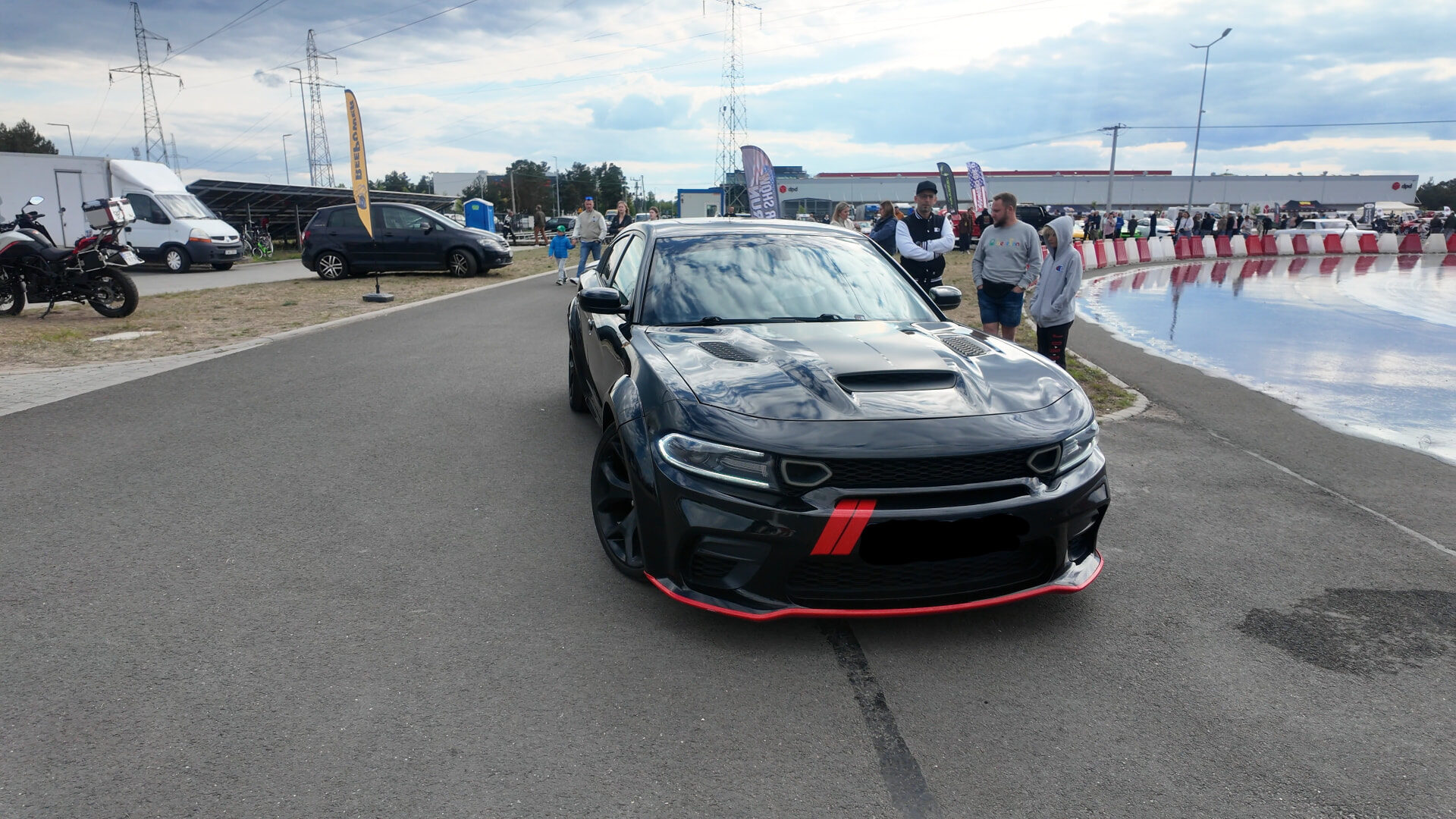 Dodge Charger 5.7 HEMI V8 Widebody — przód pod kątem 3/4