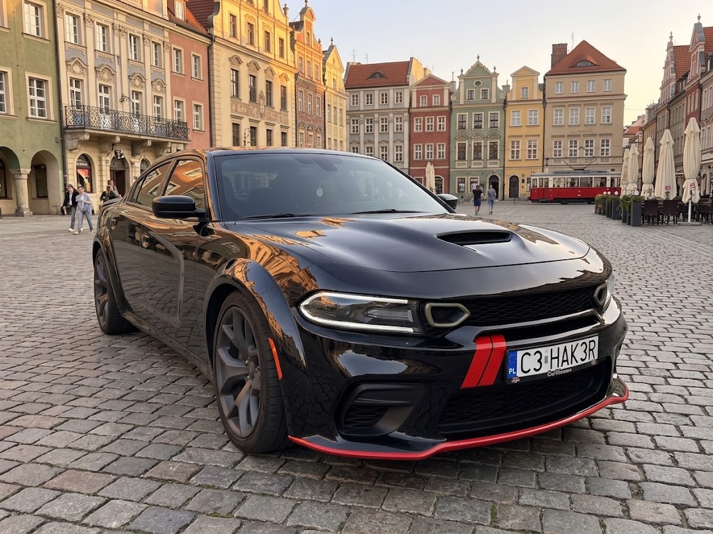 Dodge Charger 5.7 HEMI V8 Widebody — Aluminiowa maska HELLCAT REDEYE i kompletny pakiet Wide Body (faktury). Aktywny wydech DR Garage, ceramika i LPG.