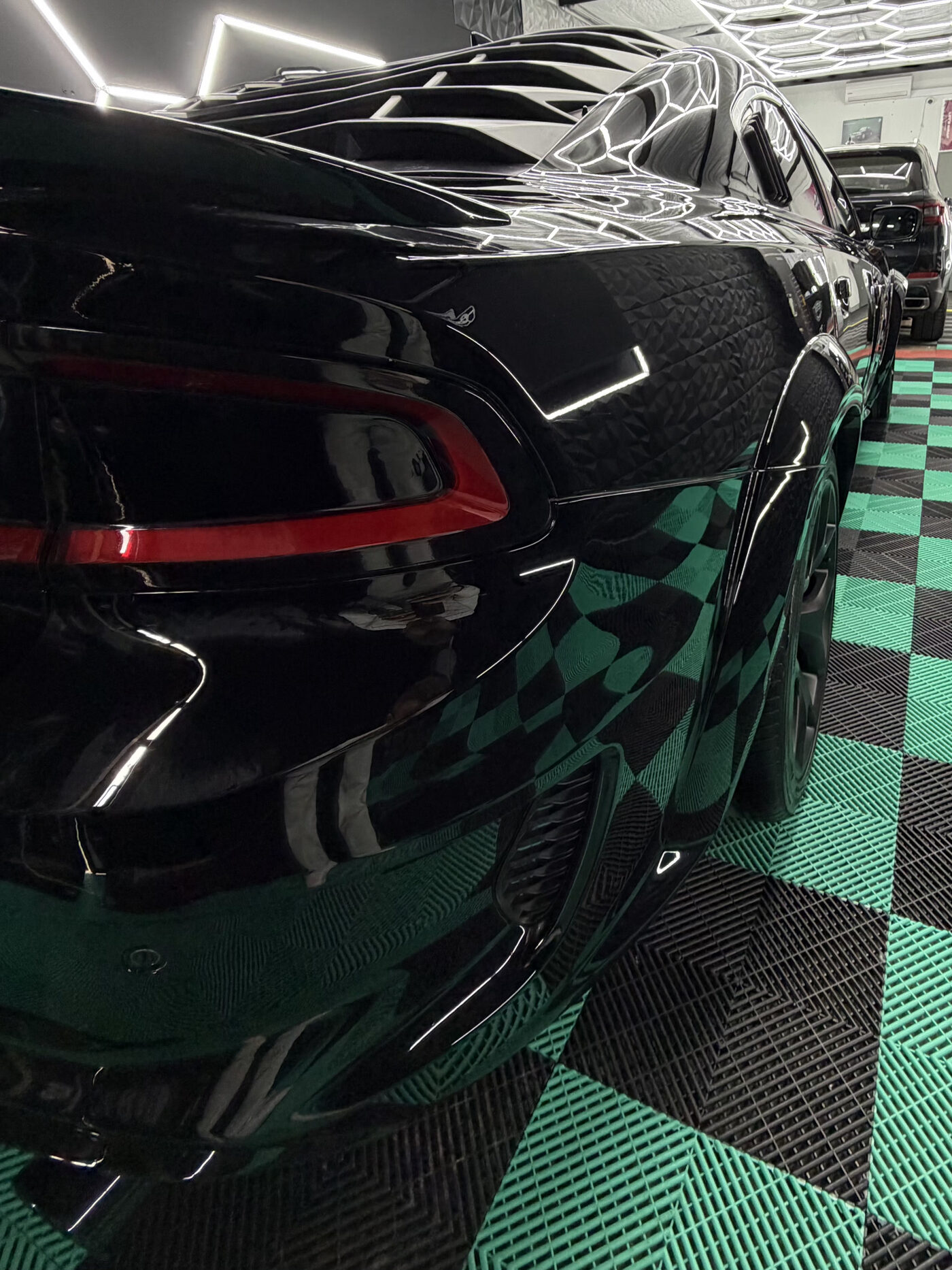 Dodge Charger detal tyłu i oświetlenie racetrack LED